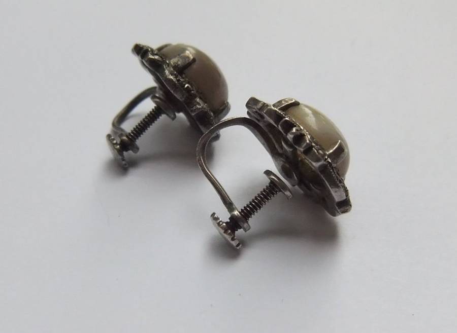 WOW !! A VINTAGE PAIR OF SOLID STERLING SILVER SCREW ON EARRINGS SET WITH CABOCHON AGATE STONES !!