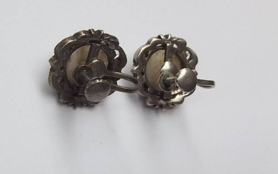 WOW !! A VINTAGE PAIR OF SOLID STERLING SILVER SCREW ON EARRINGS SET WITH CABOCHON AGATE STONES !!