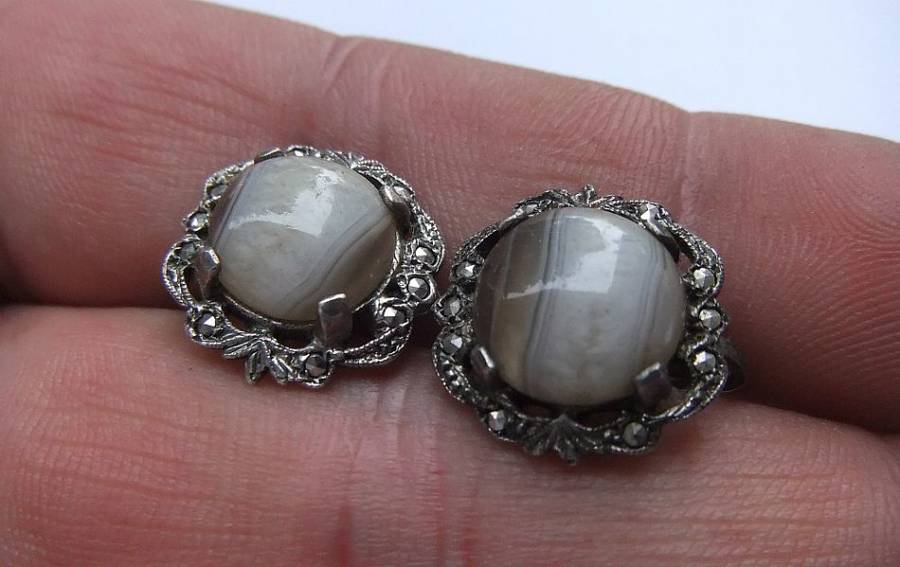 WOW !! A VINTAGE PAIR OF SOLID STERLING SILVER SCREW ON EARRINGS SET WITH CABOCHON AGATE STONES !!