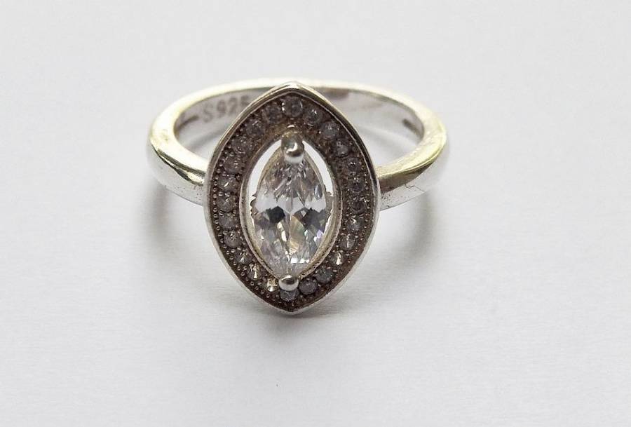 WOW !! AN ABSOLUTELY BEAUTIFUL STERLING SILVER RING WITH GOLD ACCENTS AND FACETED CZ STONES !!