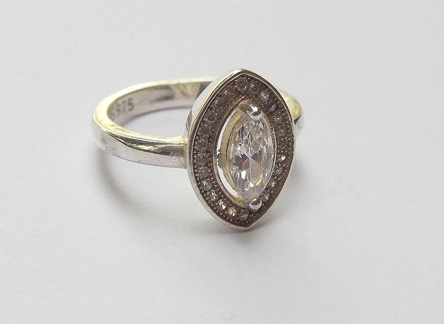WOW !! AN ABSOLUTELY BEAUTIFUL STERLING SILVER RING WITH GOLD ACCENTS AND FACETED CZ STONES !!