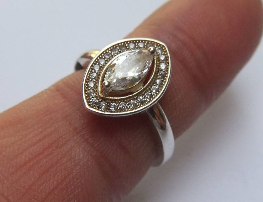WOW !! AN ABSOLUTELY BEAUTIFUL STERLING SILVER RING WITH GOLD ACCENTS AND FACETED CZ STONES !!