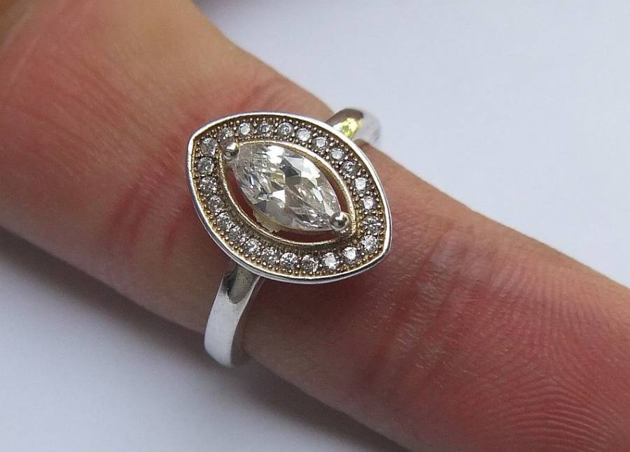 WOW !! AN ABSOLUTELY BEAUTIFUL STERLING SILVER RING WITH GOLD ACCENTS AND FACETED CZ STONES !!