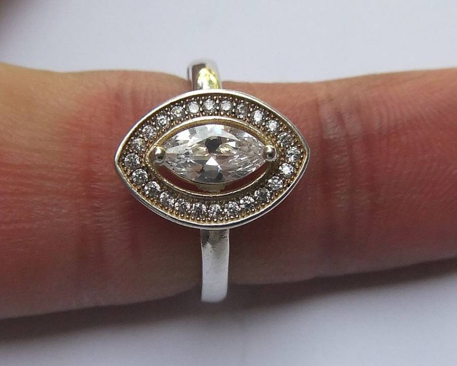 WOW !! AN ABSOLUTELY BEAUTIFUL STERLING SILVER RING WITH GOLD ACCENTS AND FACETED CZ STONES !!