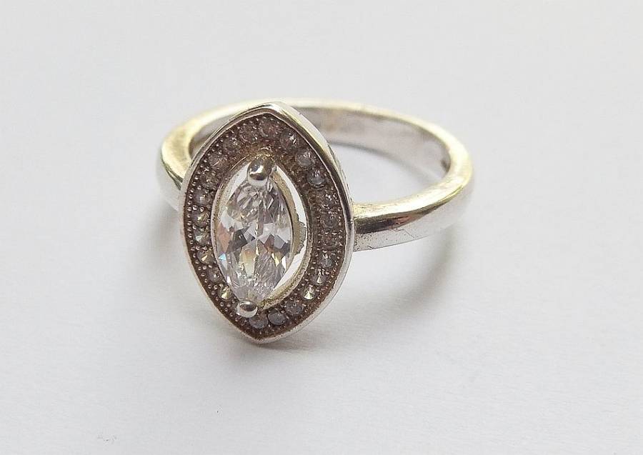 WOW !! AN ABSOLUTELY BEAUTIFUL STERLING SILVER RING WITH GOLD ACCENTS AND FACETED CZ STONES !!