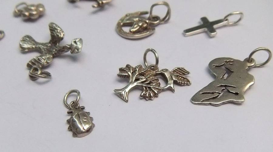 A FABULOUS JOB LOT OF 15 STERLING SILVER CHARMS / PENDANTS !! BID FOR THE LOT !! SCORE !!
