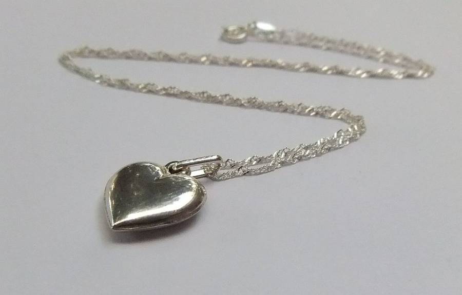 AN ELEGANT BRAND NEW 42CM STERLING SILVER NECKLACE WITH A SOLID STERLING SILVER HEART PENDANT !! WOW