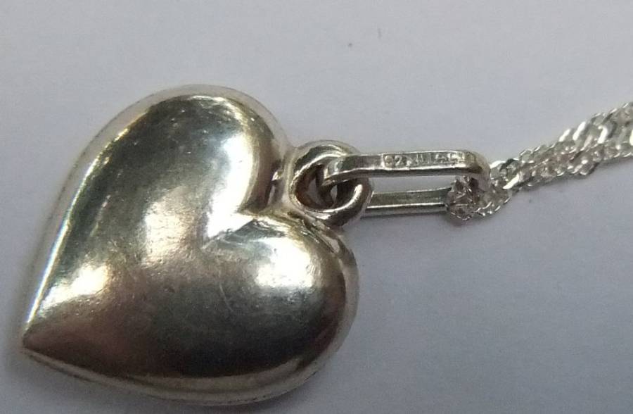 AN ELEGANT BRAND NEW 42CM STERLING SILVER NECKLACE WITH A SOLID STERLING SILVER HEART PENDANT !! WOW