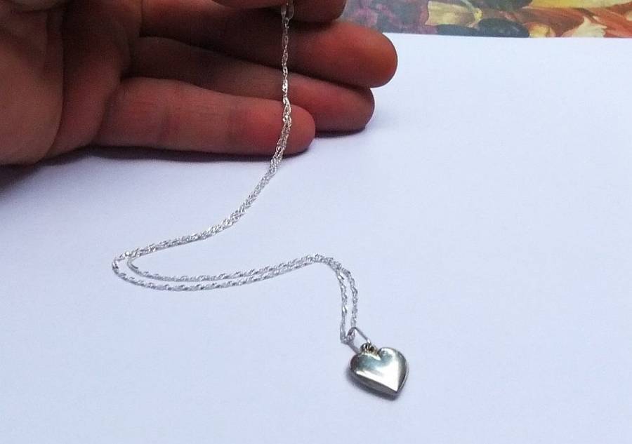 AN ELEGANT BRAND NEW 42CM STERLING SILVER NECKLACE WITH A SOLID STERLING SILVER HEART PENDANT !! WOW