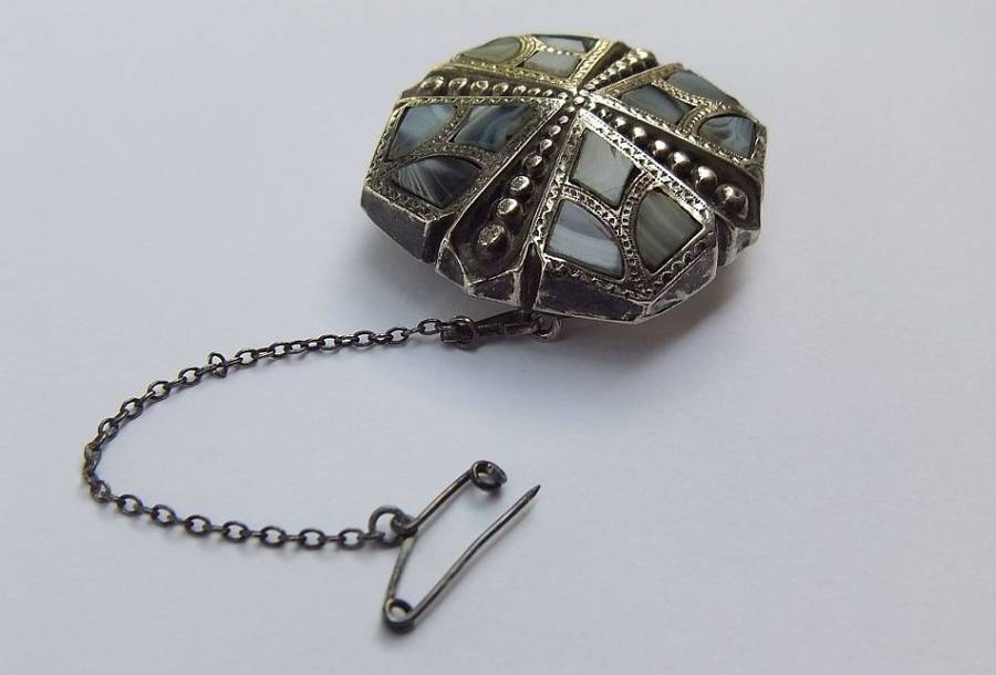 A SUPER RARE ANTIQUE VICTORIAN SCOTTISH SILVER AND AGATE BROOCH WITH SAFETY CHAIN