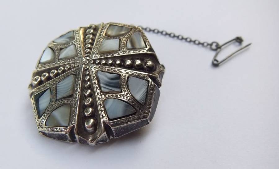 A SUPER RARE ANTIQUE VICTORIAN SCOTTISH SILVER AND AGATE BROOCH WITH SAFETY CHAIN