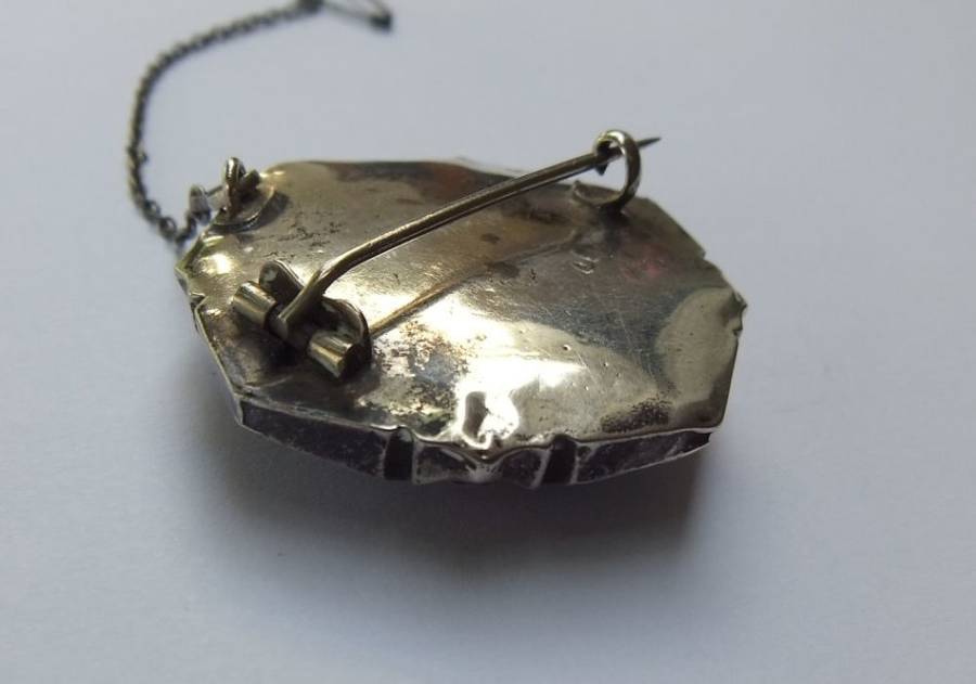 A SUPER RARE ANTIQUE VICTORIAN SCOTTISH SILVER AND AGATE BROOCH WITH SAFETY CHAIN