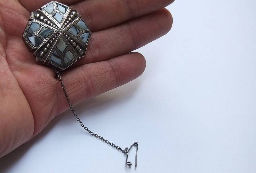 A SUPER RARE ANTIQUE VICTORIAN SCOTTISH SILVER AND AGATE BROOCH WITH SAFETY CHAIN