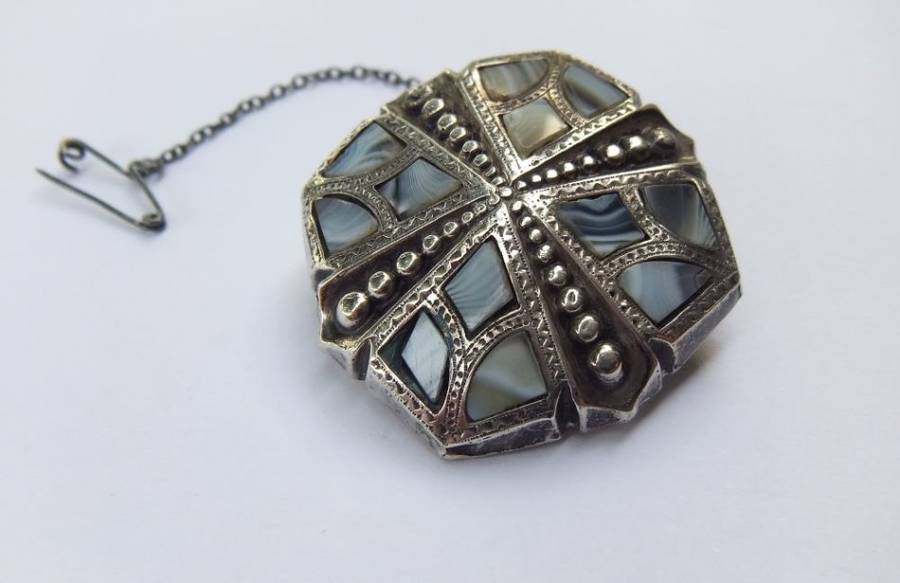 A SUPER RARE ANTIQUE VICTORIAN SCOTTISH SILVER AND AGATE BROOCH WITH SAFETY CHAIN