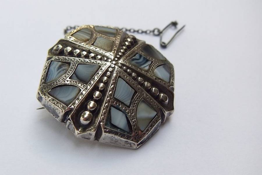 A SUPER RARE ANTIQUE VICTORIAN SCOTTISH SILVER AND AGATE BROOCH WITH SAFETY CHAIN