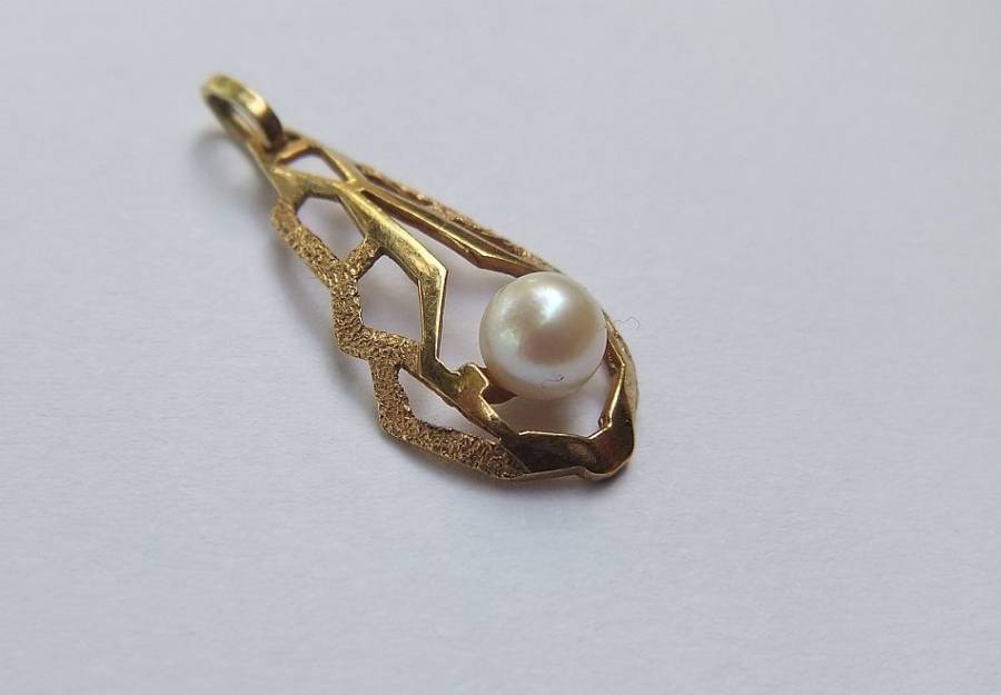 A VINTAGE SOLID 14CT GOLD AND GENUINE SEA PEARL PENDANT - EXCELLENT CONDITION - STAMPED AND TESTED