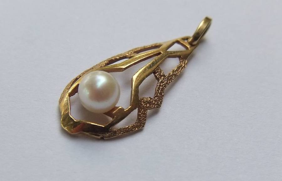 A VINTAGE SOLID 14CT GOLD AND GENUINE SEA PEARL PENDANT - EXCELLENT CONDITION - STAMPED AND TESTED