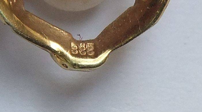 A VINTAGE SOLID 14CT GOLD AND GENUINE SEA PEARL PENDANT - EXCELLENT CONDITION - STAMPED AND TESTED