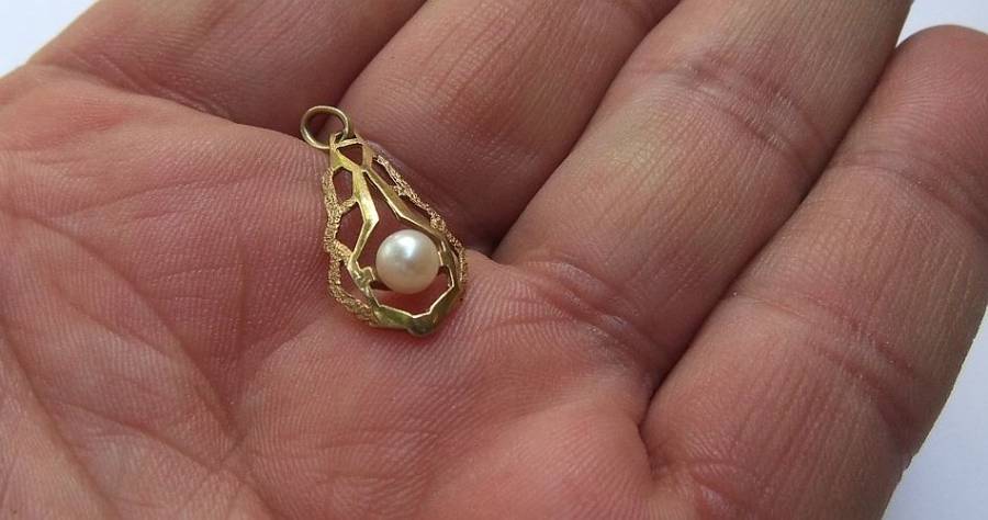 A VINTAGE SOLID 14CT GOLD AND GENUINE SEA PEARL PENDANT - EXCELLENT CONDITION - STAMPED AND TESTED