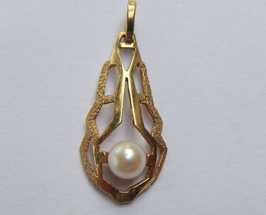 A VINTAGE SOLID 14CT GOLD AND GENUINE SEA PEARL PENDANT - EXCELLENT CONDITION - STAMPED AND TESTED