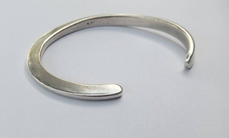 A HIGH QUALITY DESIGNER STAMPED HALLMARKED STERLING SILVER CUFF BANGLE - STAMPED AND TESTED