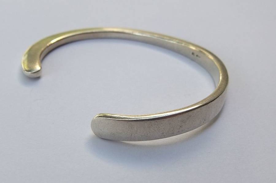 A HIGH QUALITY DESIGNER STAMPED HALLMARKED STERLING SILVER CUFF BANGLE - STAMPED AND TESTED