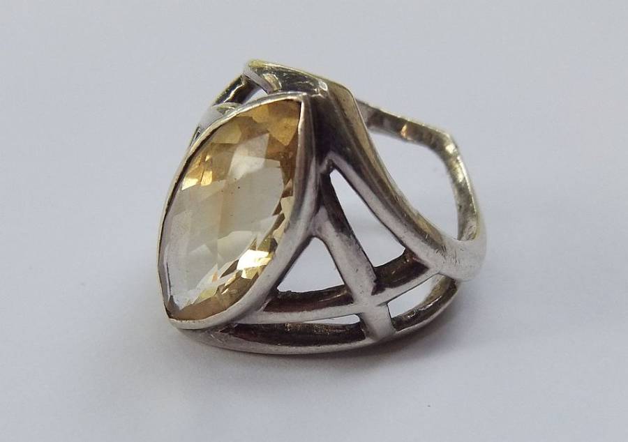 A UNIQUE SOLID STERLING SILVER RING SET WITH A LARGE FACETED STONE - POSSIBLY CITRINE - STAMPED !!
