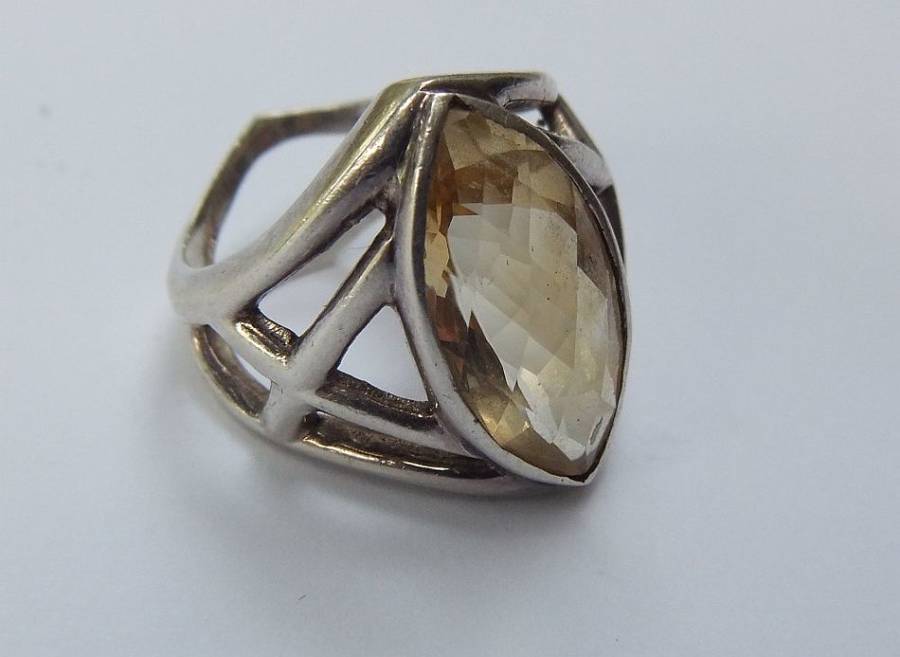 A UNIQUE SOLID STERLING SILVER RING SET WITH A LARGE FACETED STONE - POSSIBLY CITRINE - STAMPED !!