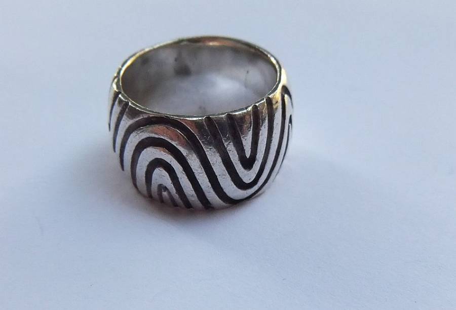 A BIG AND HEAVY CARROL BOYES LOOK SOLID STERLING SILVER RING WITH LINED PATTERN - FULLY TESTED