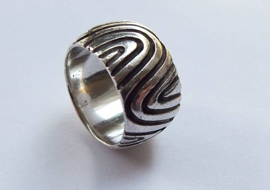 A BIG AND HEAVY CARROL BOYES LOOK SOLID STERLING SILVER RING WITH LINED PATTERN - FULLY TESTED