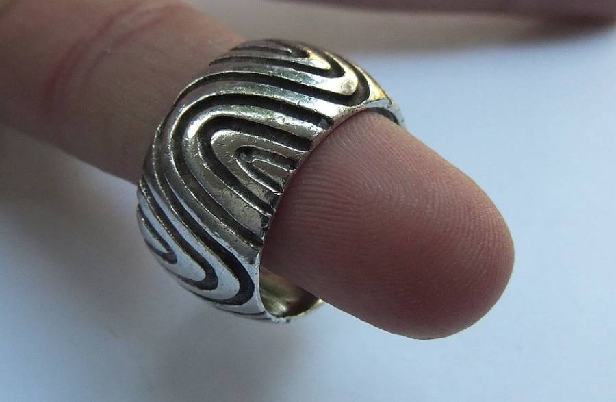A BIG AND HEAVY CARROL BOYES LOOK SOLID STERLING SILVER RING WITH LINED PATTERN - FULLY TESTED