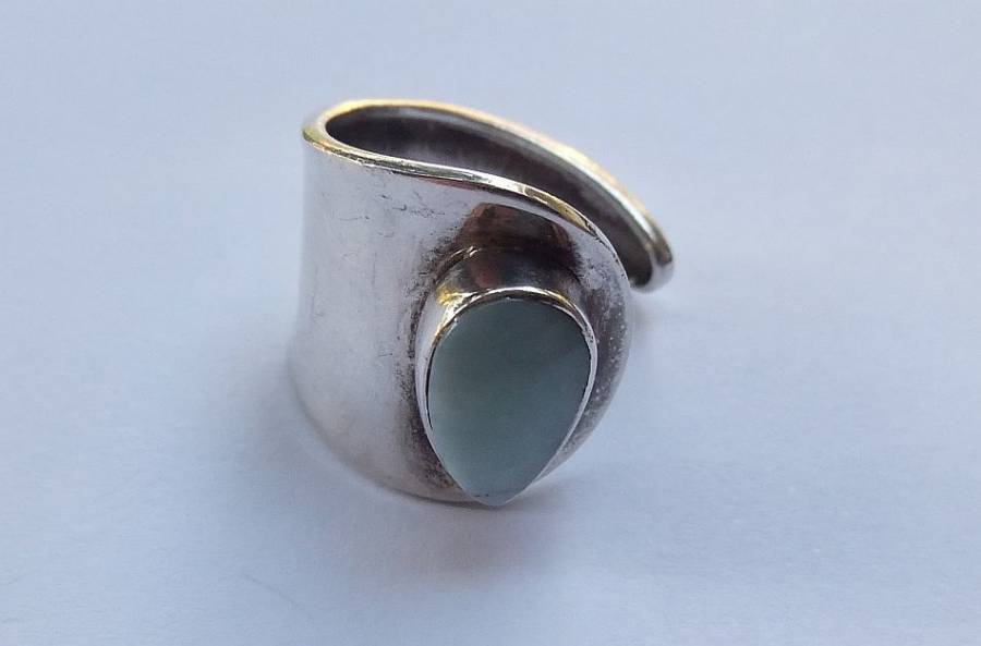 A SOLID STERLING SILVER WRAP AROUND RING SET WITH CHALCEDONY STONE - STAMPED AND TESTED