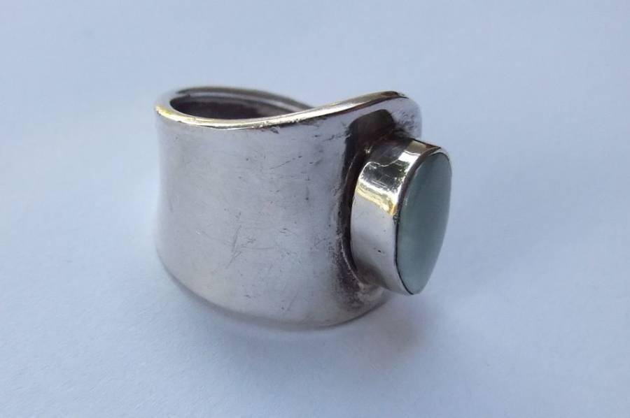 A SOLID STERLING SILVER WRAP AROUND RING SET WITH CHALCEDONY STONE - STAMPED AND TESTED