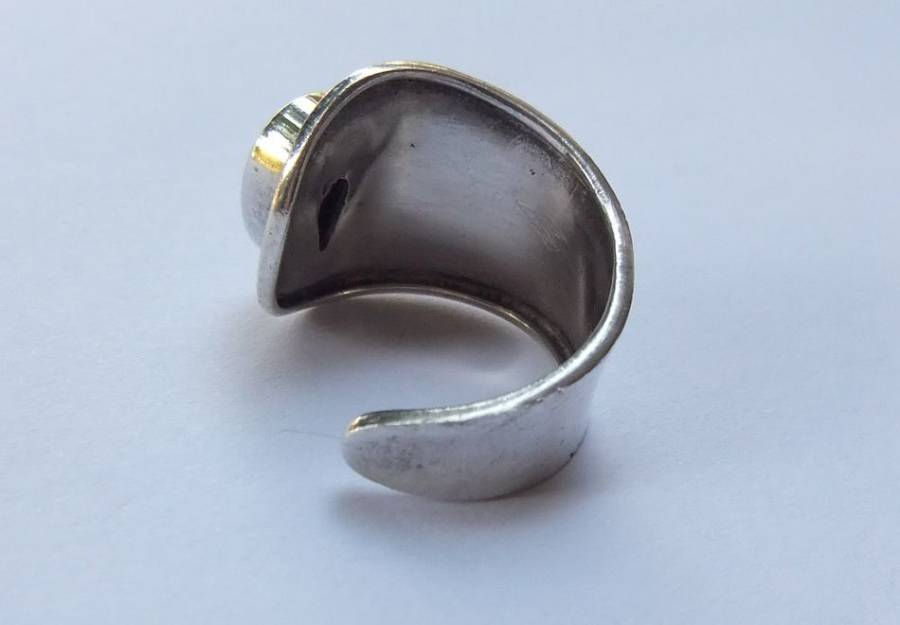 A SOLID STERLING SILVER WRAP AROUND RING SET WITH CHALCEDONY STONE - STAMPED AND TESTED