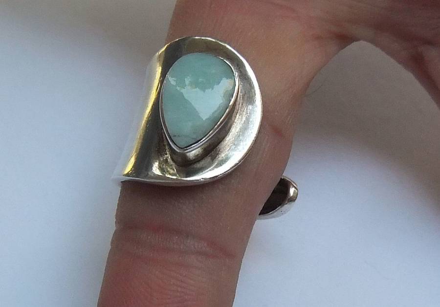 A SOLID STERLING SILVER WRAP AROUND RING SET WITH CHALCEDONY STONE - STAMPED AND TESTED