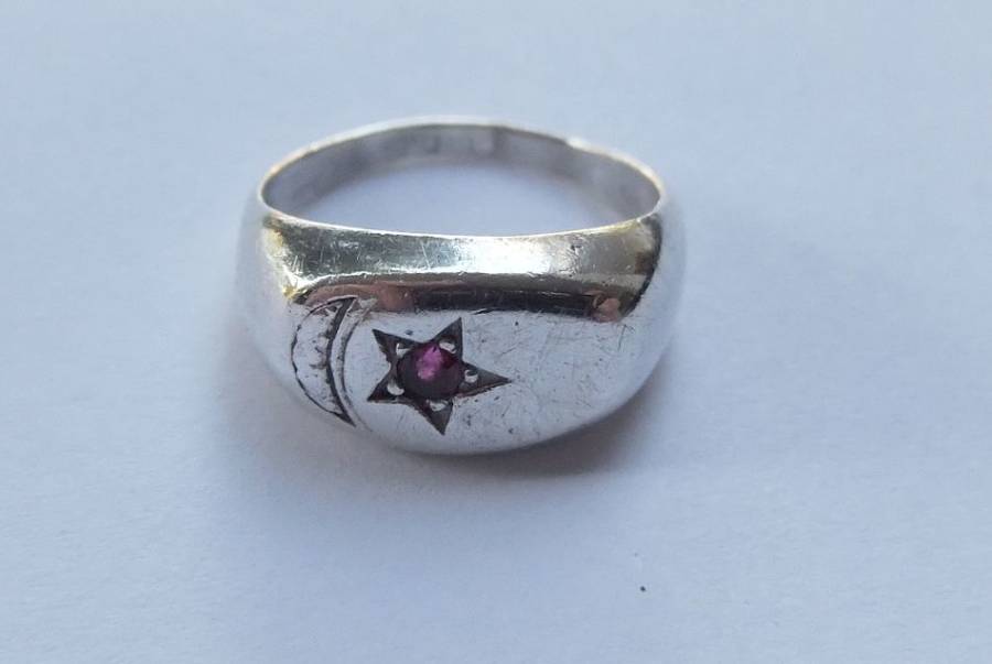 A VINTAGE SOLID STERLING SILVER RING WITH MOON & RED STAR DESIGN - STAMPED AND TESTED