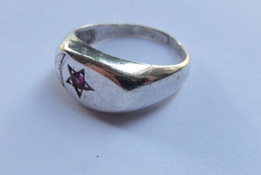 A VINTAGE SOLID STERLING SILVER RING WITH MOON & RED STAR DESIGN - STAMPED AND TESTED
