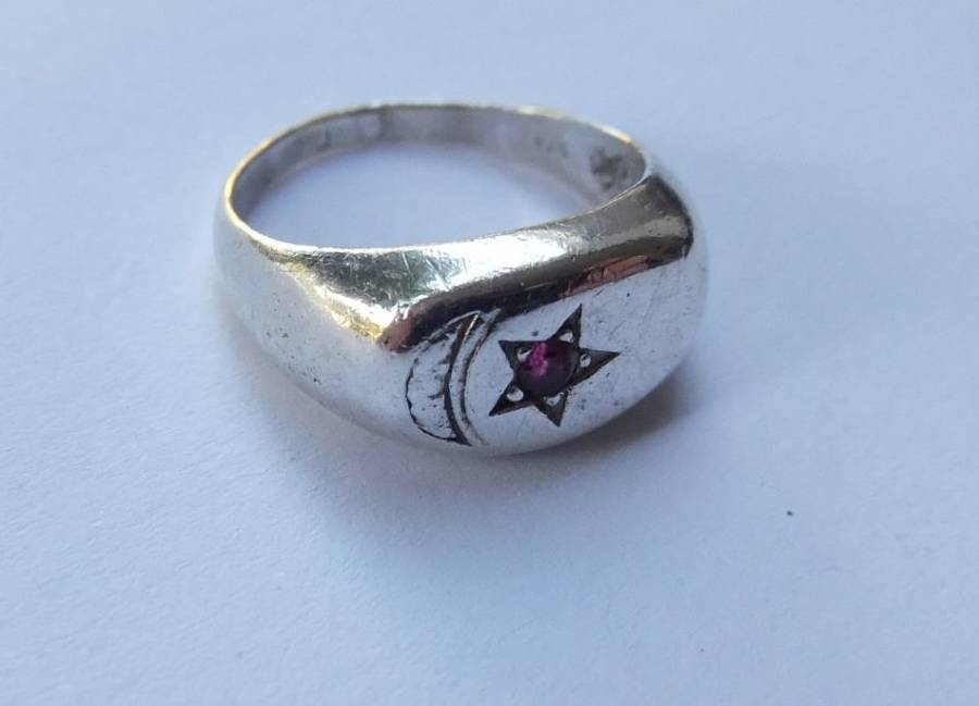 A VINTAGE SOLID STERLING SILVER RING WITH MOON & RED STAR DESIGN - STAMPED AND TESTED