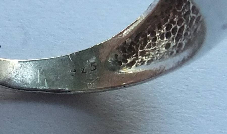 A VINTAGE SOLID STERLING SILVER RING WITH MOON & RED STAR DESIGN - STAMPED AND TESTED