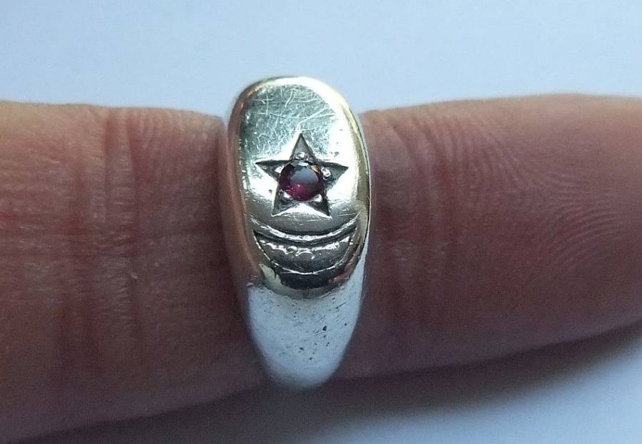 A VINTAGE SOLID STERLING SILVER RING WITH MOON & RED STAR DESIGN - STAMPED AND TESTED