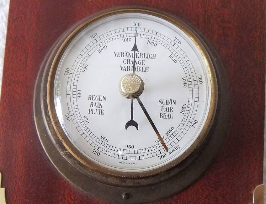 A VINTAGE WEST GERMAN MADE HYGROMETER / THERMOMETER / BAROMETER AND CLOCK - WOOD & BRASS