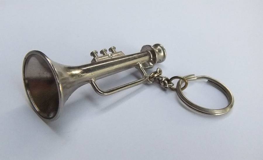 A VINTAGE SOLID METAL TRUMPET MOTIF KEYRING