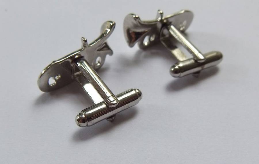 A VINTAGE PAIR OF SILVER TONE TRUMPET THEMED CUFFLINKS IN EXCELLENT CONDITION