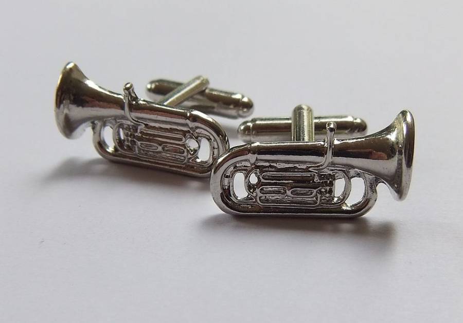 A VINTAGE PAIR OF SILVER TONE TRUMPET THEMED CUFFLINKS IN EXCELLENT CONDITION