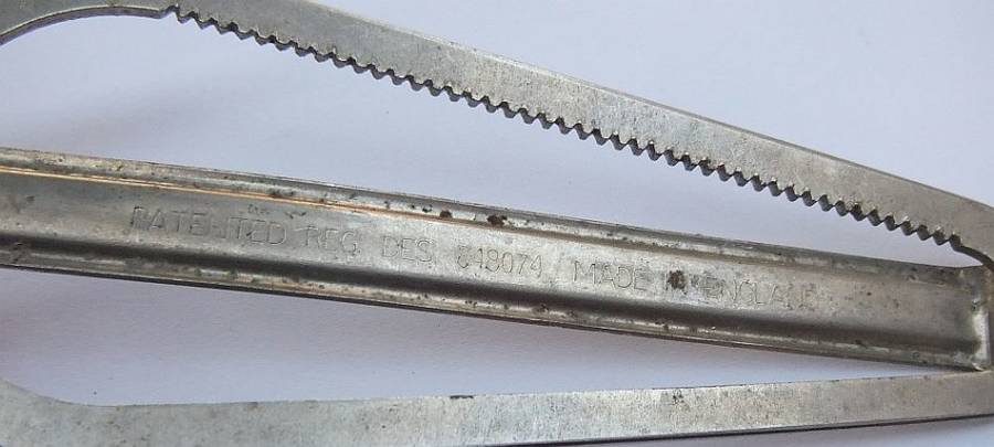 A VINTAGE BOTTLE OPENER / LID REMOVER MADE IN ENGLAND