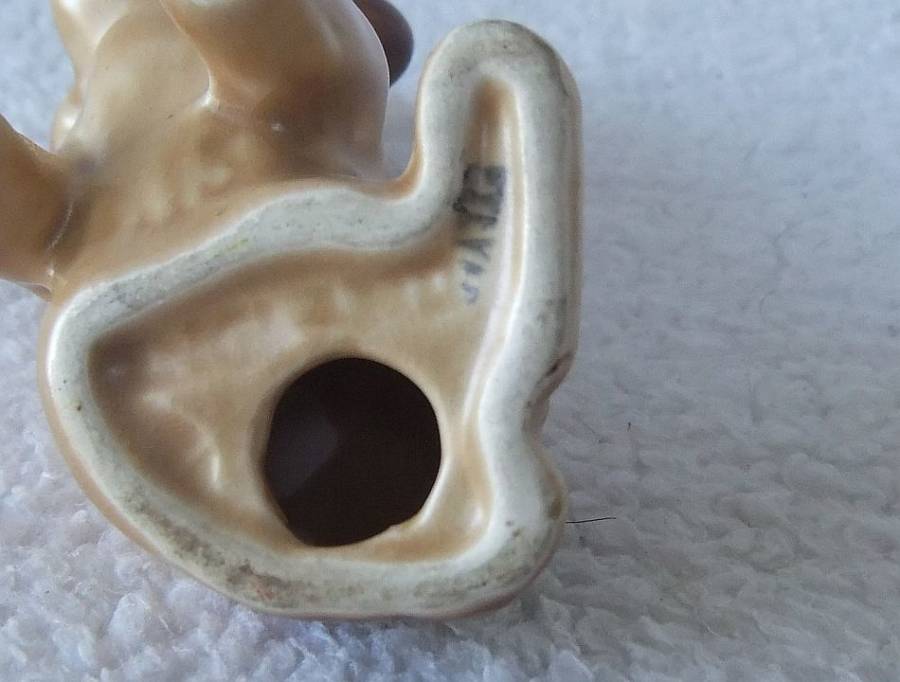 R1 START !! A RARE VINTAGE PORCELAIN PUPPY BY SYLVAC ENGLAND