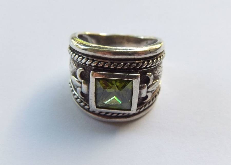 A GORGEOUS THICK HEAVY STERLING SILVER RING WITH FACETED GREEN STONE AND FLEUR DE LIS MOTIF - TESTED