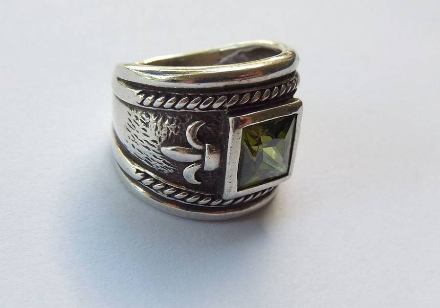 A GORGEOUS THICK HEAVY STERLING SILVER RING WITH FACETED GREEN STONE AND FLEUR DE LIS MOTIF - TESTED