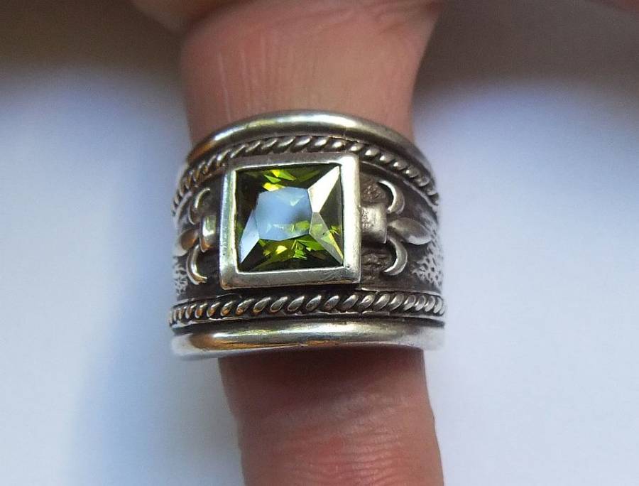 A GORGEOUS THICK HEAVY STERLING SILVER RING WITH FACETED GREEN STONE AND FLEUR DE LIS MOTIF - TESTED
