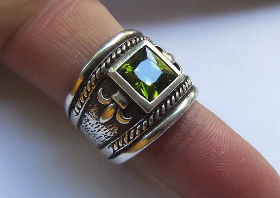 A GORGEOUS THICK HEAVY STERLING SILVER RING WITH FACETED GREEN STONE AND FLEUR DE LIS MOTIF - TESTED